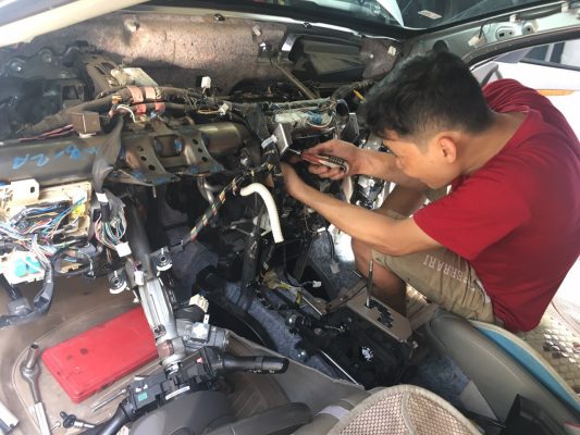 Quy trình vệ sinh giàn lạnh điều hòa ô tô nội soi